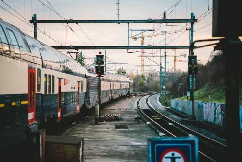 Doppelstöckiger Zug in Rechtskurve